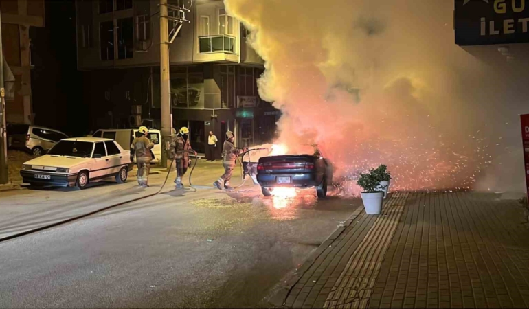 BURSA'DA SEYİR HALİNDEYKEN BİR ANDA ALEV ALAN OTOMOBİL KULLANILAMAZ HALE GELDİ. İTFAİYE EKİPLERİNİN MÜDAHALESİ KAMERAYA YANSIRKEN, OLAYDA YARALANAN OLMADI.
