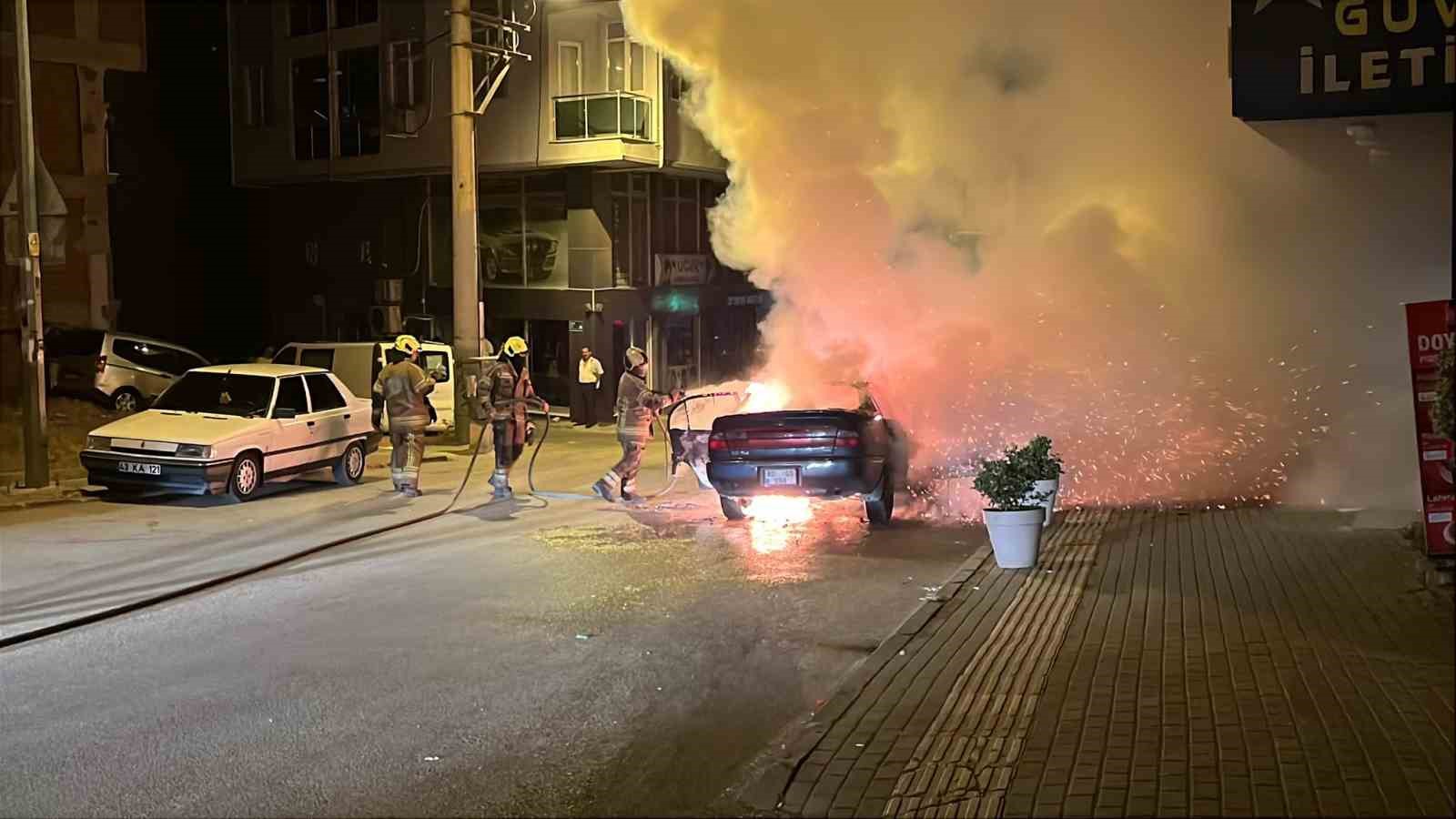 BURSA'DA SEYİR HALİNDEYKEN BİR ANDA ALEV ALAN OTOMOBİL KULLANILAMAZ HALE GELDİ. İTFAİYE EKİPLERİNİN MÜDAHALESİ KAMERAYA YANSIRKEN, OLAYDA YARALANAN OLMADI.