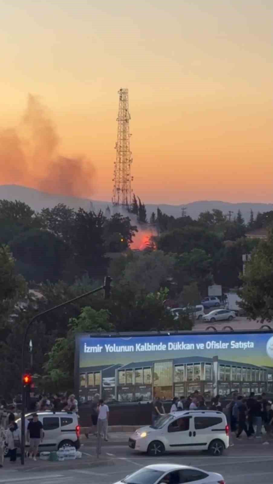 BURSA'DA DÜZENLENEN KÜLTÜR YOLU FESTİVALİ'NİN HEMEN YANINDA BULUNAN AĞAÇLIK ALANDA ÇIKAN YANGIN, KISA SÜRELİ PANİĞE SEBEP OLDU. YANGIN, BÜYÜMEDEN İTFAİYE TARAFINDAN SÖNDÜRÜLÜRKEN O ANLAR KAMERAYA YANSIDI.