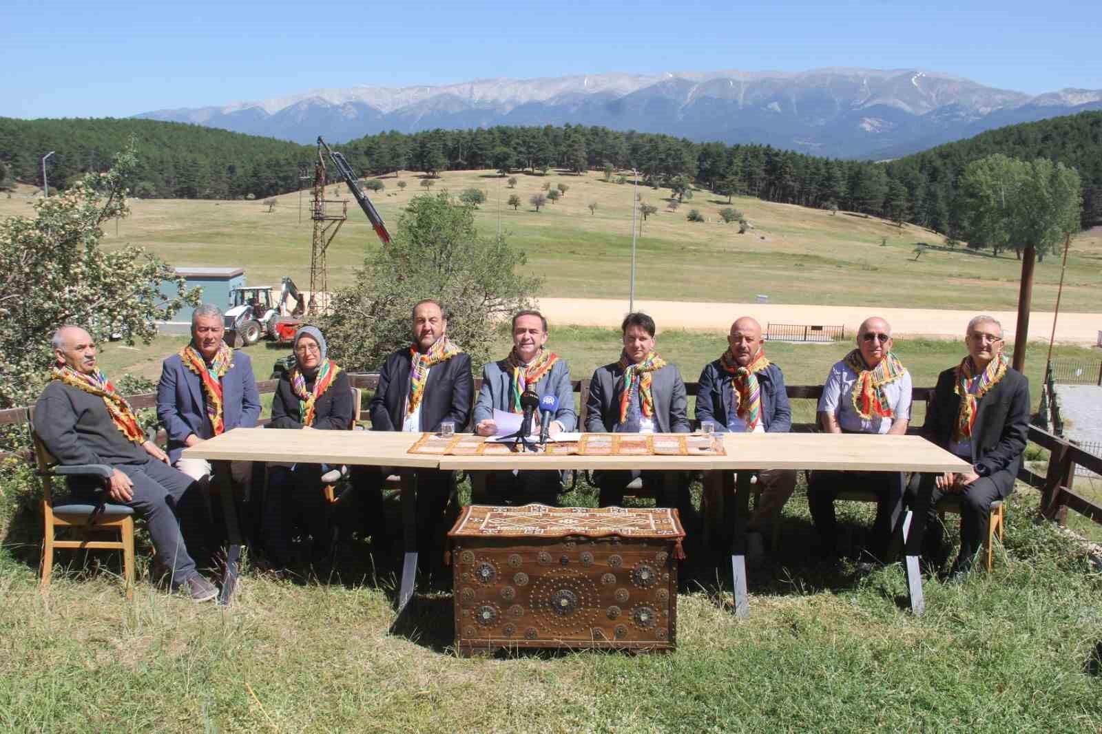 BURSA'NIN KELES İLÇESİNDE BU YIL 58'İNCİSİ DÜZENLENECEK KELES KOCAYAYLA KÜLTÜR ŞÖLENİ İLE OSMANLI'NIN KURULUŞ DÖNEMİNE UZANAN TARİHİ MİRAS YENİDEN CANLANDIRILACAK. ŞÖLEN ÖNCESİNDE TAMAMLANAN YENİLEME ÇALIŞMALARIYLA KOCAYAYLA'DA YAKLAŞIK 33 MİLYON LİRALIK YATIRIM YAPILDI.