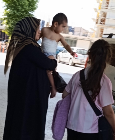 BURSA'NIN İNEGÖL İLÇESİNDE MEYDANA GELEN OLAYDA ÜZERİNE KAYNAR ÇAY DÖKÜLEN 3 YAŞINDAKİ ÇOCUK YARALANDI.