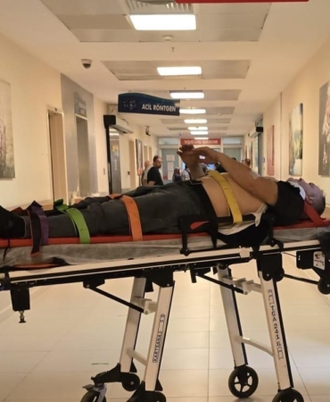 BURSA'NIN İNEGÖL İLÇESİNDE, TAKLA ATARAK YAN DURAN HAFİF TİCARİ ARACIN SÜRÜCÜSÜ YARALANDI.