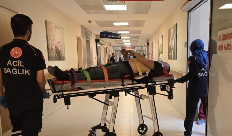 BURSA'NIN İNEGÖL İLÇESİNDE, TAKLA ATARAK YAN DURAN HAFİF TİCARİ ARACIN SÜRÜCÜSÜ YARALANDI.