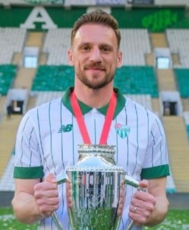 TRENDYOL 1. LİG ŞAMPİYONLUĞU HEDEFİYLE TRANSFER DÖNEMİNE DAMGA VURAN BURSASPOR, İÇ TRANSFER OPERASYONLARI KAPSAMINDA KALECİ DEPARTMANINDA ÖNEMLİ BİR HAMLE GERÇEKLEŞTİRDİ. YEŞİL-BEYAZLI YÖNETİM, TAKIMIN DENEYİMLİ FİLE BEKÇİLERİNDEN ANIL ATAĞ İLE NİKAH TAZELEYEREK SÖZLEŞME UZATMA KARARI ALDI.