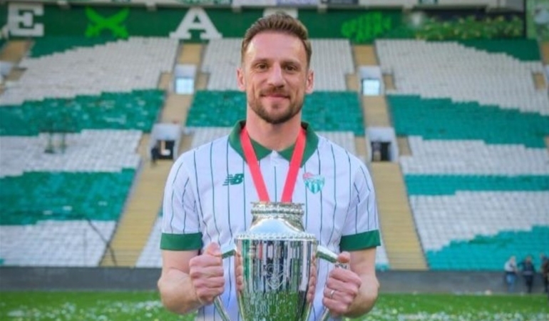 TRENDYOL 1. LİG ŞAMPİYONLUĞU HEDEFİYLE TRANSFER DÖNEMİNE DAMGA VURAN BURSASPOR, İÇ TRANSFER OPERASYONLARI KAPSAMINDA KALECİ DEPARTMANINDA ÖNEMLİ BİR HAMLE GERÇEKLEŞTİRDİ. YEŞİL-BEYAZLI YÖNETİM, TAKIMIN DENEYİMLİ FİLE BEKÇİLERİNDEN ANIL ATAĞ İLE NİKAH TAZELEYEREK SÖZLEŞME UZATMA KARARI ALDI.
