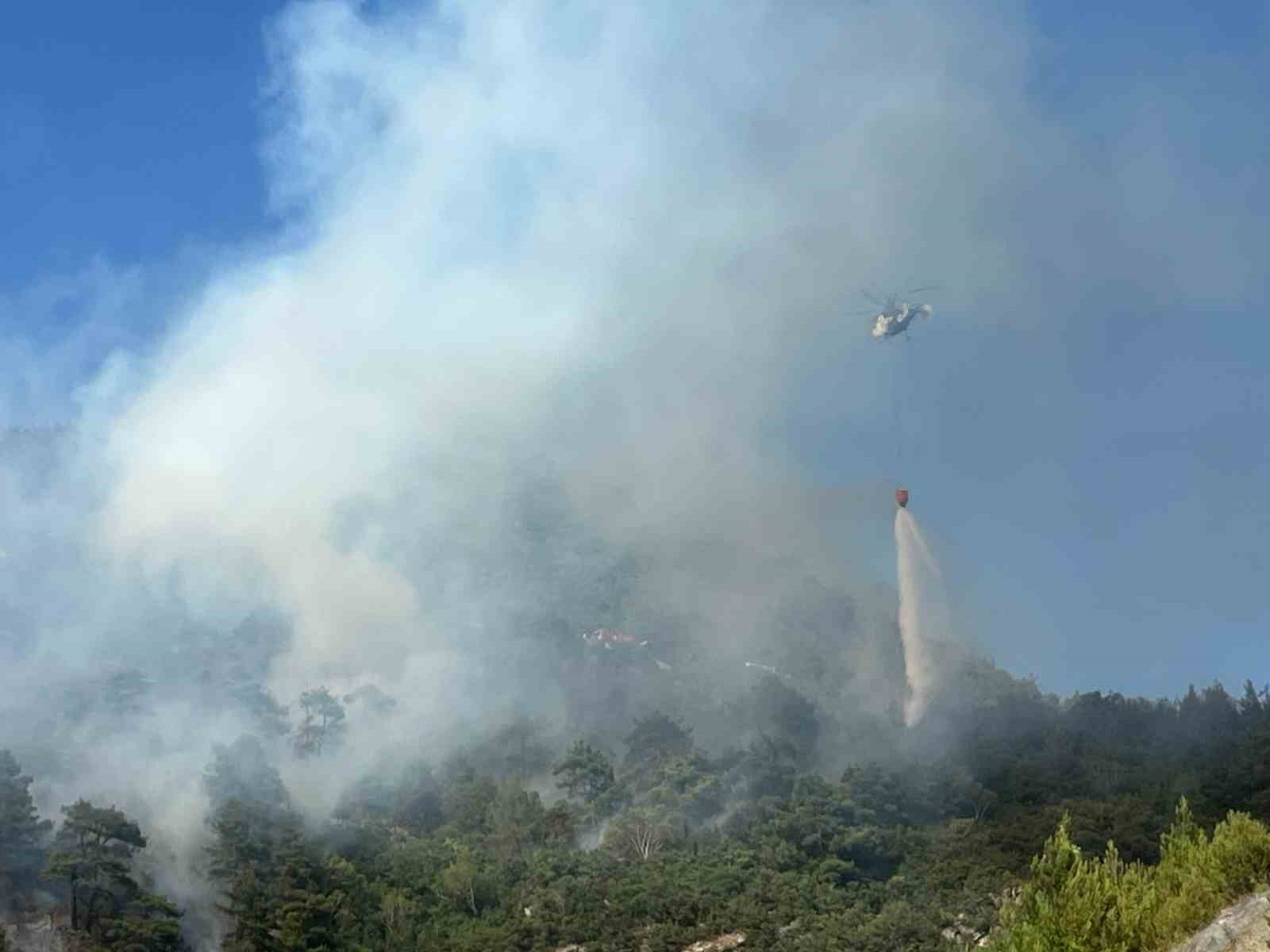 BURSA'NIN ORHANELİ YOLU GÖKÇEÖREN MEVKİSİNDE TARIM ALANINDA BAŞLAYAN YANGIN, RÜZGARIN ETKİSİYLE ORMANLIK ALANA SIÇRADI. YANGINI KONTROL ALTINA ALMAK İÇİN HAVADAN VE KARADAN MÜDAHALE ARALIKSIZ SÜRÜYOR.