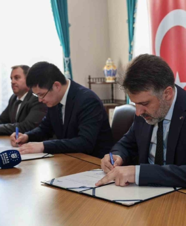 CRRC ZHUZHOU LOCOMOTİVE TÜRKİYE GENEL MÜDÜRÜ ZHANG WENFENG VE BURSA BÜYÜKŞEHİR BELEDİYESİ BAŞKAN VEKİLİ ŞAHİN BİBA ANLAŞMAYI İMZALARKEN