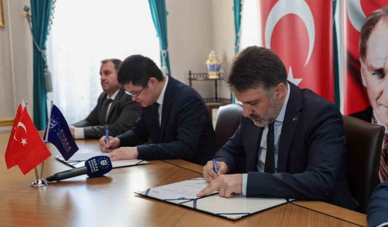 CRRC ZHUZHOU LOCOMOTİVE TÜRKİYE GENEL MÜDÜRÜ ZHANG WENFENG VE BURSA BÜYÜKŞEHİR BELEDİYESİ BAŞKAN VEKİLİ ŞAHİN BİBA ANLAŞMAYI İMZALARKEN