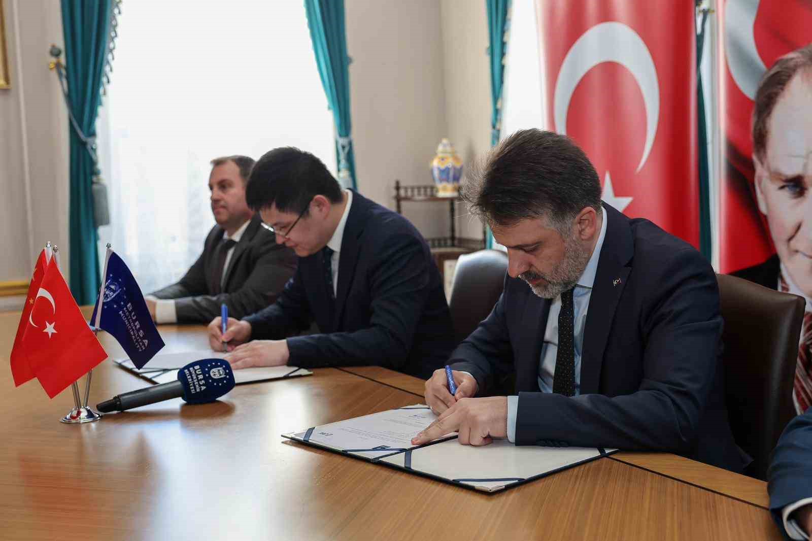 CRRC ZHUZHOU LOCOMOTİVE TÜRKİYE GENEL MÜDÜRÜ ZHANG WENFENG VE BURSA BÜYÜKŞEHİR BELEDİYESİ BAŞKAN VEKİLİ ŞAHİN BİBA ANLAŞMAYI İMZALARKEN