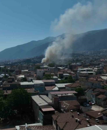 BURSA'DA PİDELİ KÖFTESİ VE BAT PAZARI İLE MEŞHUR TARİHİ BİNALARIN BULUNDUĞU ÇARŞIDA YANGIN ÇIKTI. İKİNCİ EL MOBİLYA SATAN İŞYERİNDE ÇIKAN YANGIN ÇATIYA SIÇRADI. BURSA'NIN BİR ÇOK YERİNDEN GÖRÜNEN SİYAH DUMANLAR GÖKYÜZÜNÜ KAPLADI.