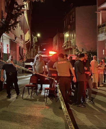 KAHVE MASASINDA BAŞLAYAN TARTIŞMA KANLI BİTTİ: 2 YARALI