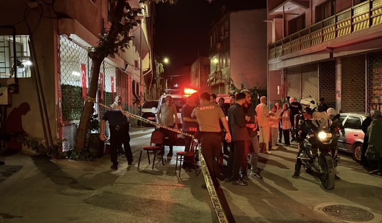 KAHVE MASASINDA BAŞLAYAN TARTIŞMA KANLI BİTTİ: 2 YARALI