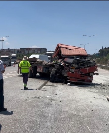 Arızalanan kamyona çarpan tırın sürücüsü hayatını kaybetti