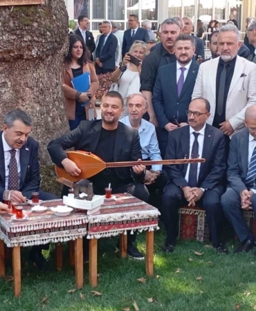 Bakan Tekin Bursa’da çınar altında türkü söyledi, Anadolu peynirlerini tattı