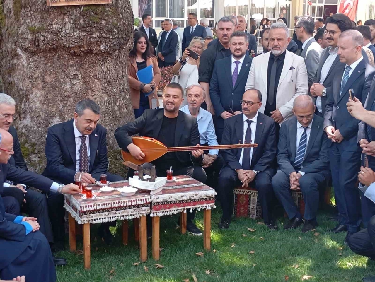 Bakan Tekin Bursa’da çınar altında türkü söyledi, Anadolu peynirlerini tattı