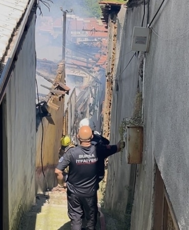 Bursa’da 4 ev alevlere teslim oldu, itfaiye dar sokakta zamana karşı mücadele veriyor