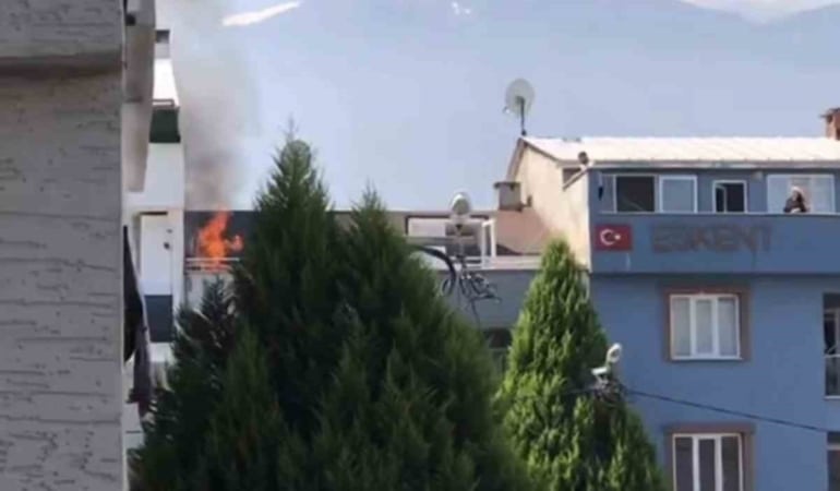 Bursa’da çatı yangını büyümeden söndürüldü