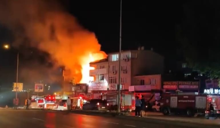 Bursa’da iki katlı ev alev topuna döndü