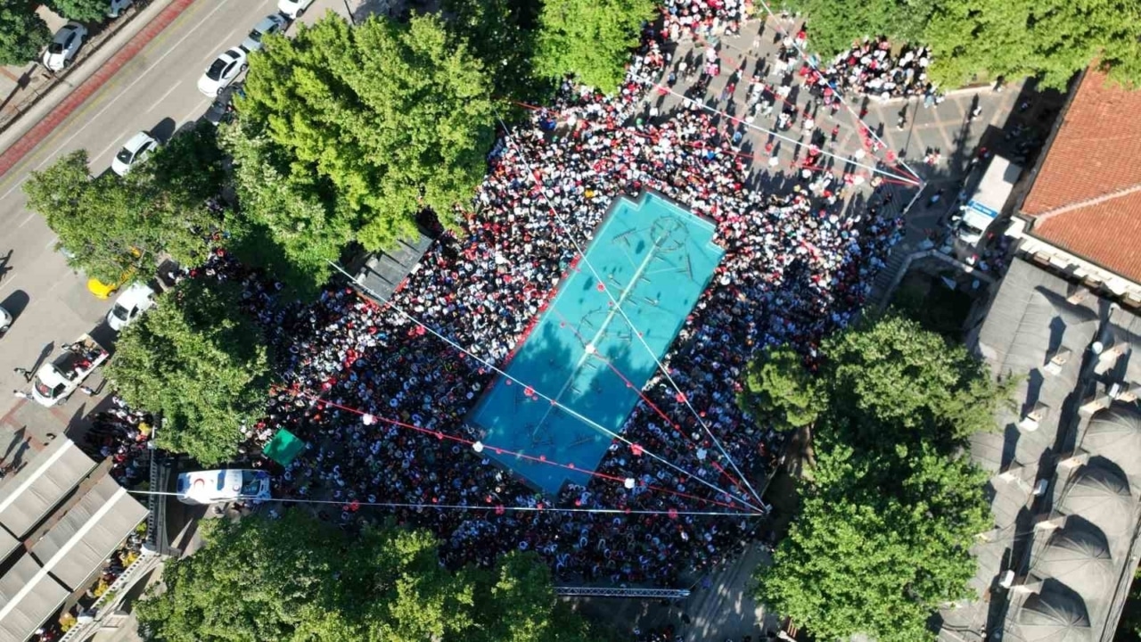 Bursa’da meydanlara kurulan dev ekranlarda Dünya Kupası heyecanı yaşandı