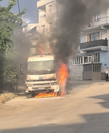 Bursa’da park halindeki kamyon alevlere teslim oldu