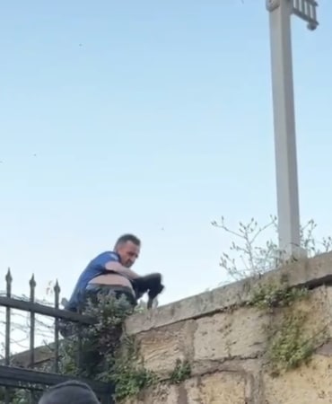 Bursa’da surlarda intihara kalkışan genç son anda kurtarıldı