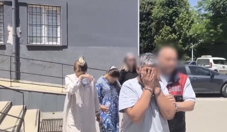 Çaldıkları çelik kasayla yakalandılar: 1.8 milyonluk ziynet sahibine teslim edildi