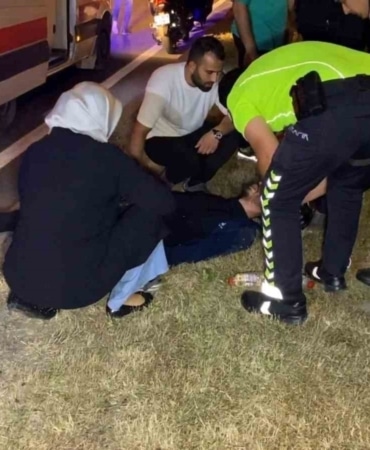 Devrilen motosikletten düşen genç yaralandı, annesi yanından ayrılmadı