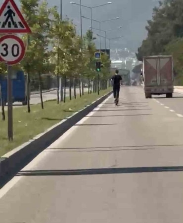 Elektrikli scooter üzerinde tehlikeli yolculuk kamerada