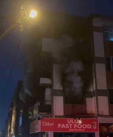 Elektrikten çıkan yangın sokağı dışarı döktü