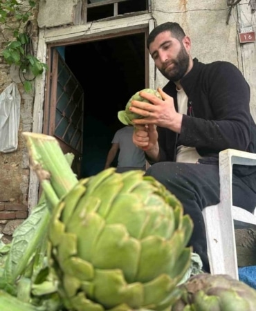 Enginar soyarak ayda 240 bin lira kazanıyor