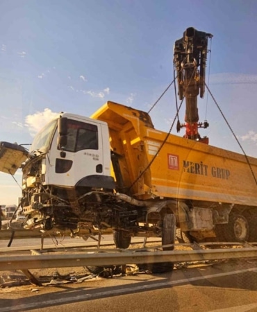 Hafriyat kamyonu refüje girdi, trafik felç oldu