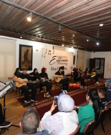 İnegöl Belediyesi’nin gitar kursu kursiyerleri sertifikalarını aldı