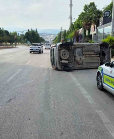 Kaldırıma çarpan araç takla attı: 2 yaralı