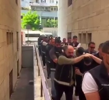 Kapıları koçbaşlarıyla kırdılar, çatı katında uyuşturucu yakaladılar: 79 tutuklama