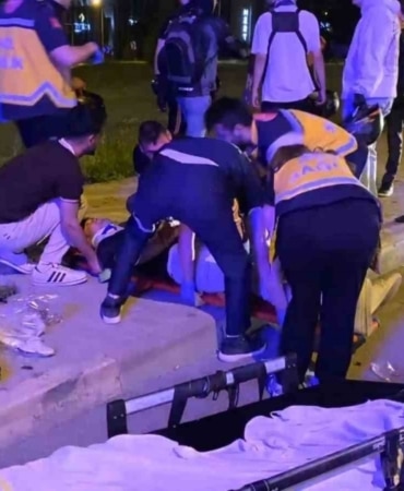Motosiklet sürücüsü, emniyet şeridinde bekleyen motosikletlere çarptı: 3 yaralı
