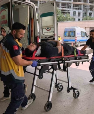 Otomobille çarpışan motosikletli yaralandı: Kaza anı kamerada