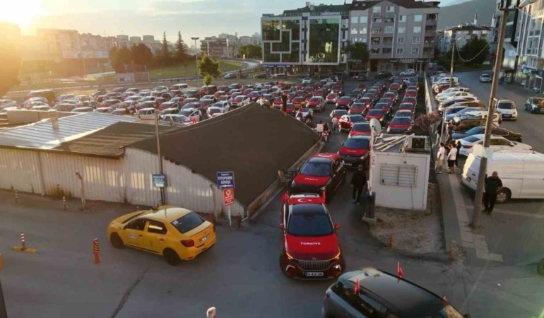 (Özel) Bursa’da A Milli Takım coşkusu sokaklara taştı, 250 araçlık konvoy kenti turladı