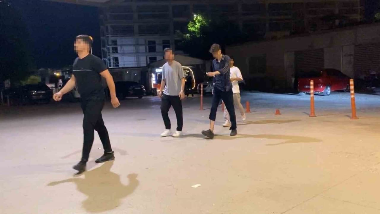 Parktaki gençlere pompalı tüfekle saldırdı: 10 yaralı