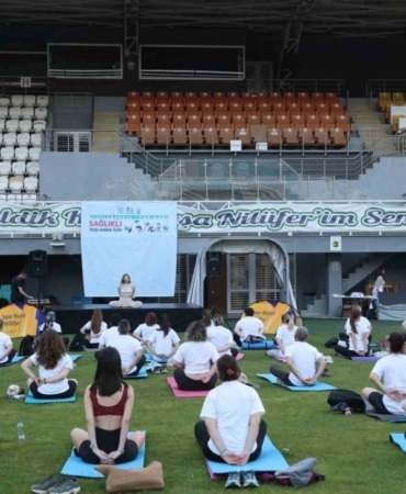 Sağlıklı yaşlanma için yoga yaptılar