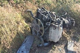 Servis minibüsünün lastiği patladı, direğe çarptı: 6 yaralı