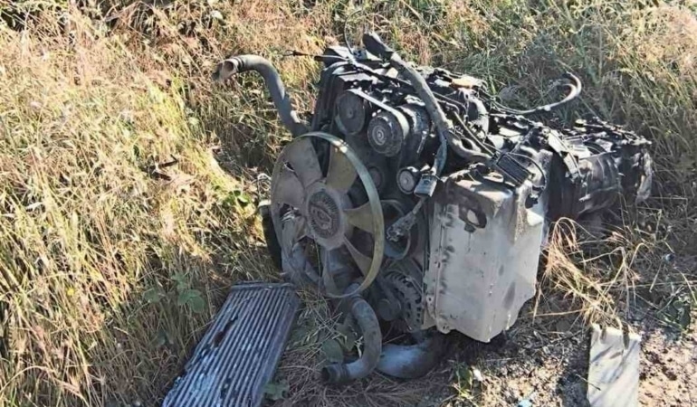 Servis minibüsünün lastiği patladı, direğe çarptı: 6 yaralı