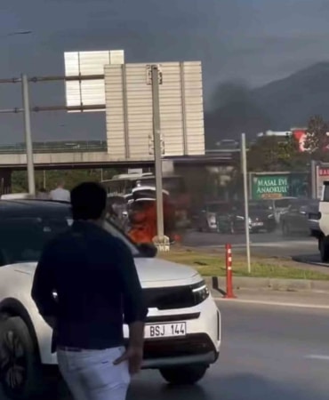 Seyir halindeki otomobil alev topuna döndü