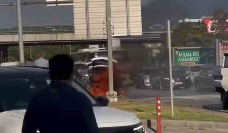 Seyir halindeki otomobil alev topuna döndü