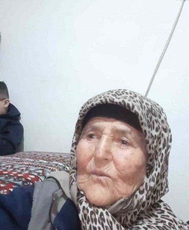 Tarlada uyuyan kadın iş makinesinin altında can verdi