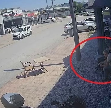 Ticari aracı çalmak isterken meydan dayağı yedi: O anlar kamerada
