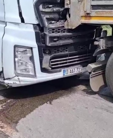 Tırlar çarpıştı facianın eşiğinden dönüldü