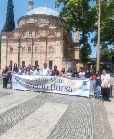 Yıldırımlı gençler tarihi yerinde keşfediyor