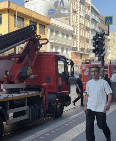 İTFAİYE EKİPLERİNİN YAKLAŞIK 4 DAKİKADA OLAY YERİNE ULAŞARAK MÜDAHALE ETTİĞİ YANGINDA HERHANGİ BİR YARALANMA YAŞANMADI.
