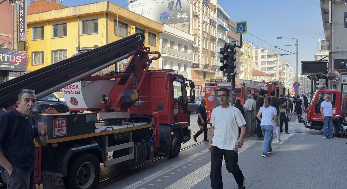 İTFAİYE EKİPLERİNİN YAKLAŞIK 4 DAKİKADA OLAY YERİNE ULAŞARAK MÜDAHALE ETTİĞİ YANGINDA HERHANGİ BİR YARALANMA YAŞANMADI.