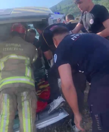 BURSA'DA İŞÇİLERİ TAŞIYAN SERVİS İLE OTOMOBİLİN KAFA KAFAYA ÇARPIŞMASI SONUCU MEYDANA GELEN KAZADA İLK BELİRLEMELERE GÖRE 15 KİŞİ YARALANDI.